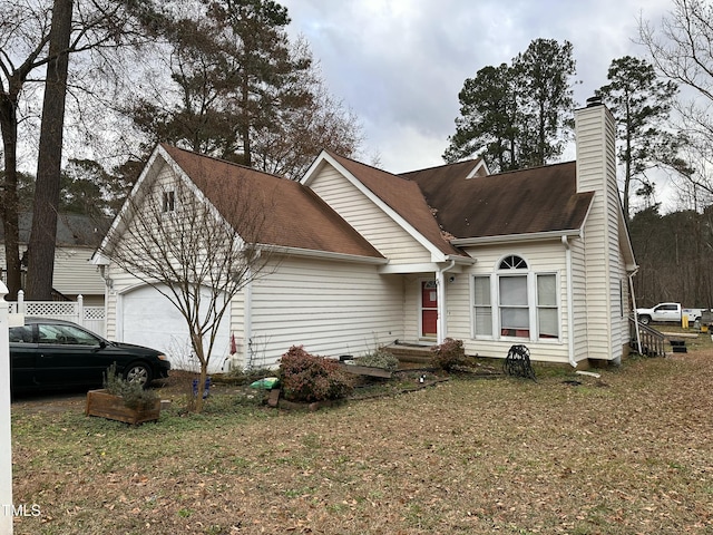 view of front facade featuring a front lawn