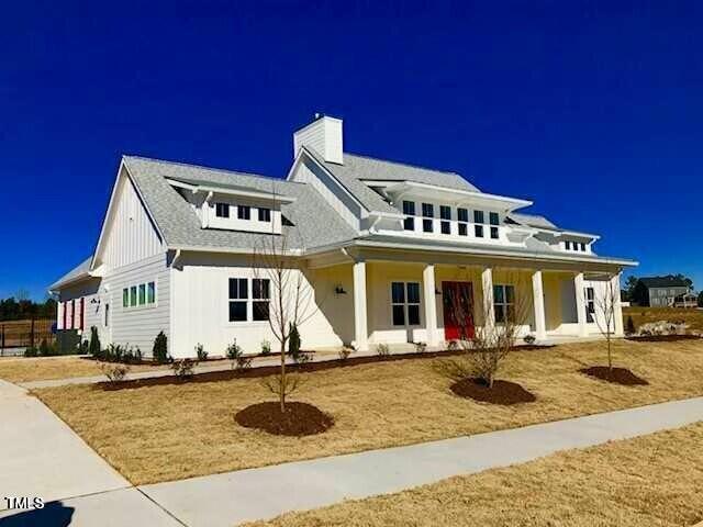 view of front of property featuring covered porch