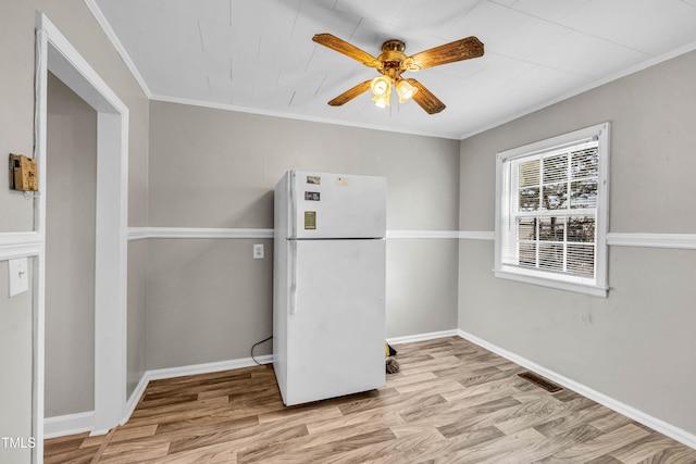 interior space featuring light hardwood / wood-style floors, ceiling fan, and crown molding