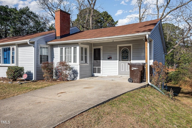 ranch-style home featuring a front lawn