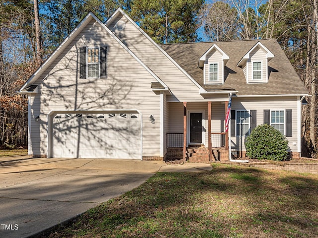 view of front facade featuring driveway, roof with shingles, and a front yard