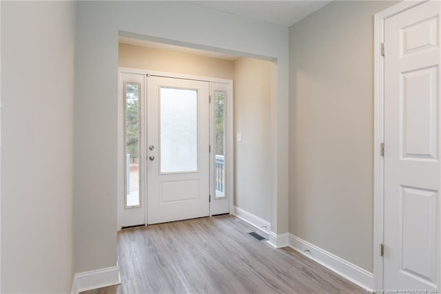 entryway featuring visible vents, light wood-style flooring, and baseboards