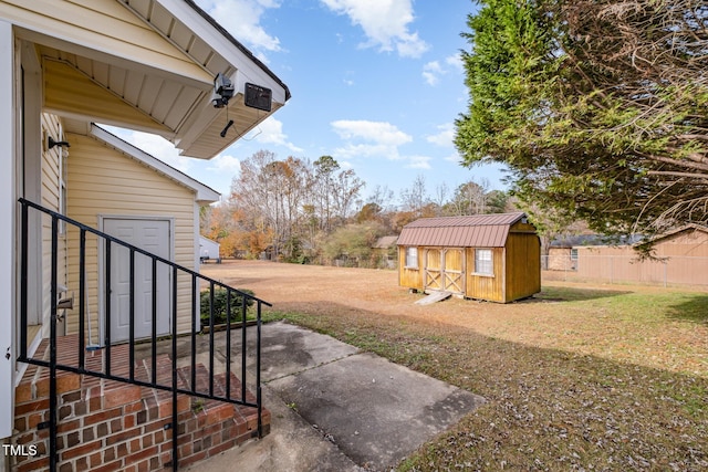 view of yard with a storage shed