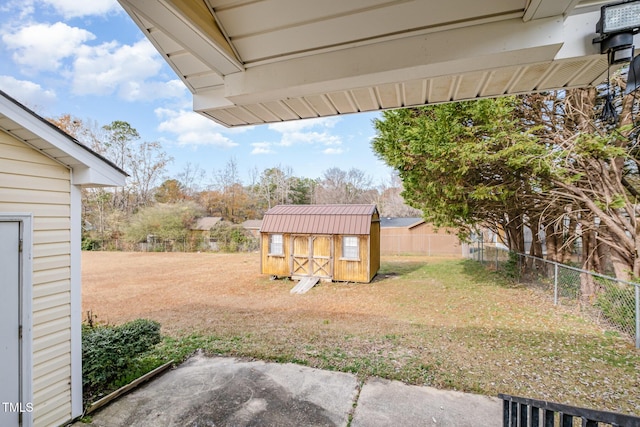 view of yard featuring a storage unit