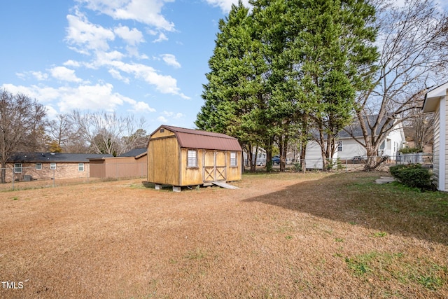 view of yard featuring a shed