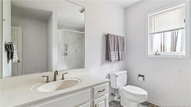 bathroom featuring a shower with shower curtain, vanity, and toilet