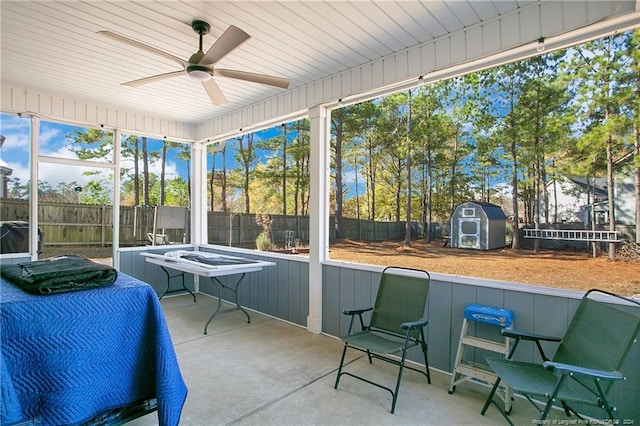 sunroom / solarium featuring ceiling fan