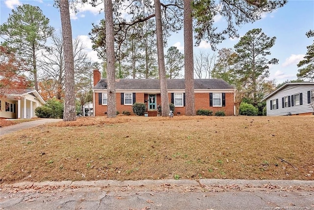 ranch-style house featuring a front yard