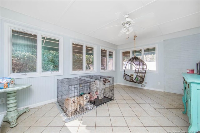 sunroom with ceiling fan