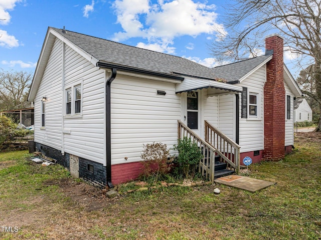 view of front facade with a front yard