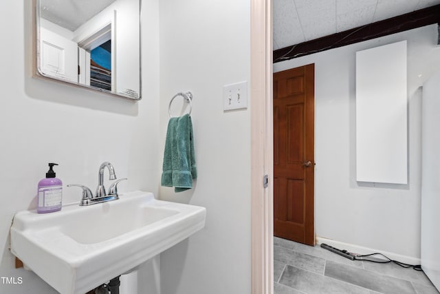 bathroom featuring a sink