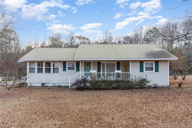 single story home with a porch