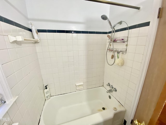 bathroom featuring tiled shower / bath combo