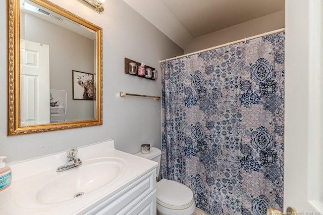full bath with toilet, vanity, visible vents, and a shower with curtain