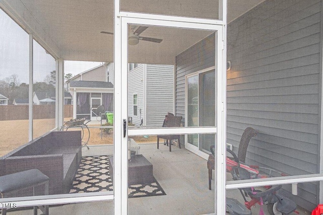 sunroom with ceiling fan