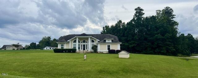 view of front of property with a front lawn