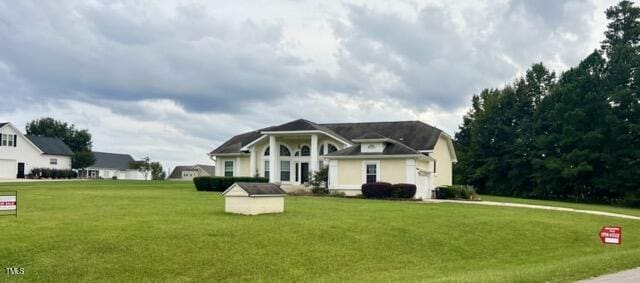 view of front of home featuring a front lawn