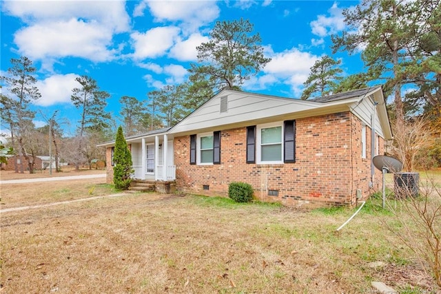 view of front of home with a front lawn