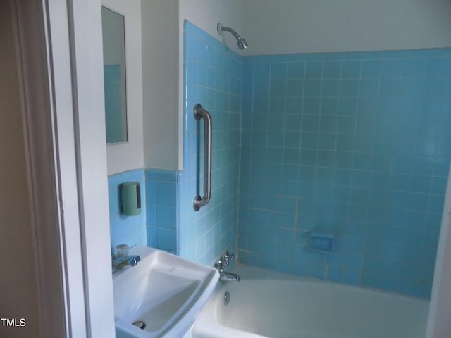 bathroom featuring sink and tiled shower / bath combo