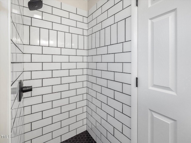 bathroom featuring a tile shower