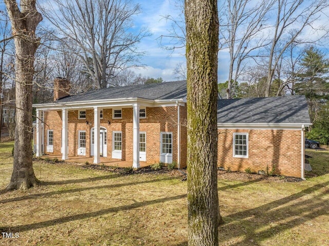 view of front of home featuring a front yard