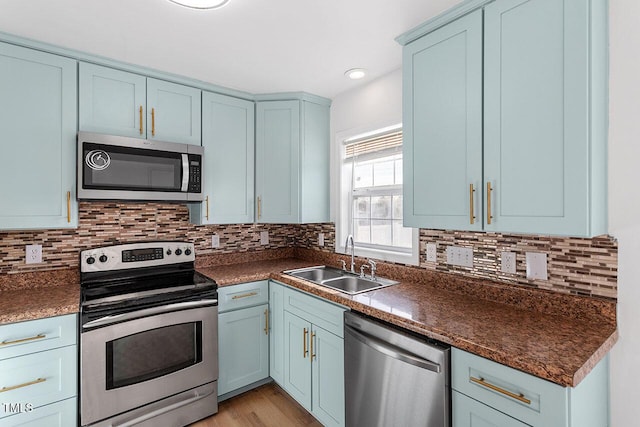 kitchen featuring blue cabinetry, sink, and stainless steel appliances