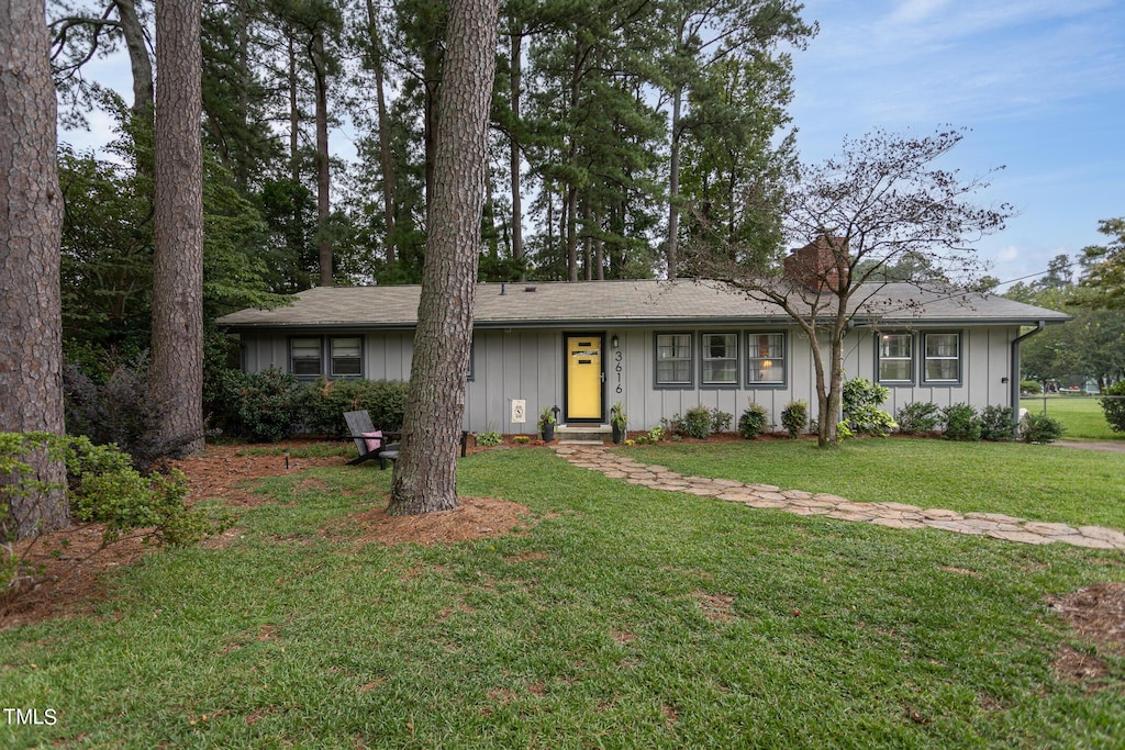 single story home featuring a front yard