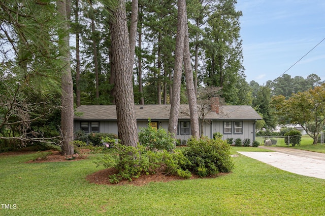 ranch-style house featuring a front yard