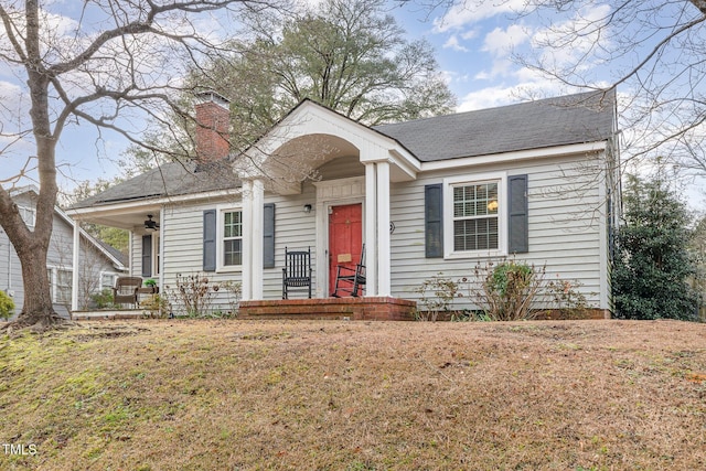 view of front facade with a front lawn