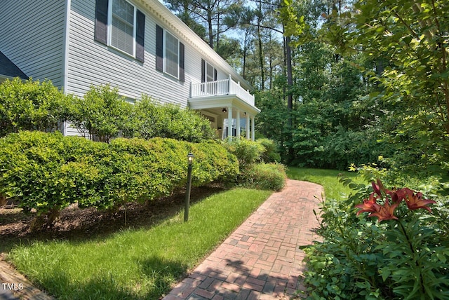view of yard featuring a balcony