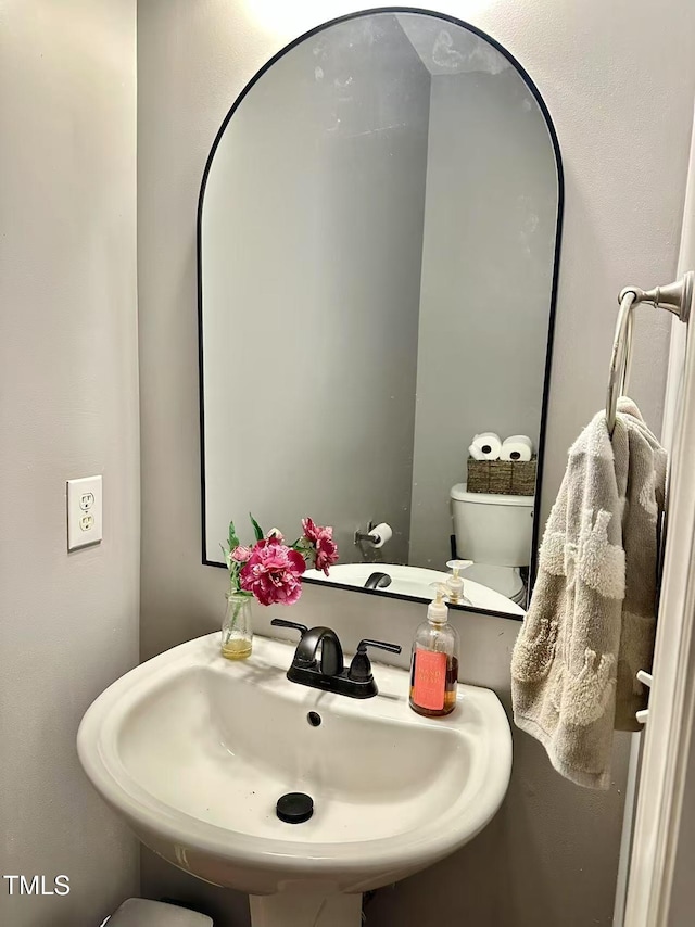 bathroom featuring sink and toilet