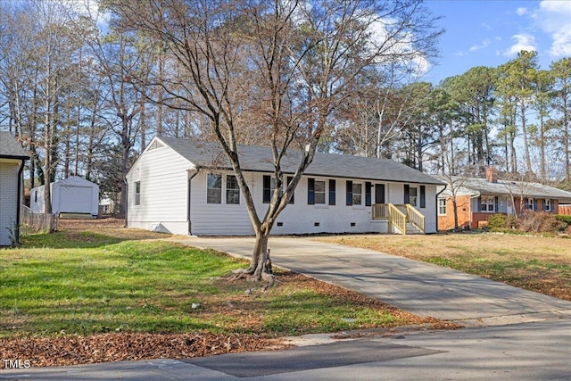 view of front of house featuring a front lawn