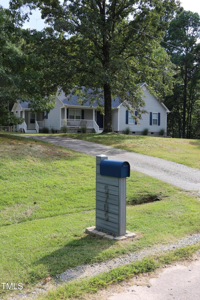 view of front facade featuring a front yard and covered porch