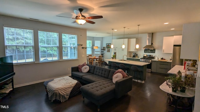 living room featuring a ceiling fan, recessed lighting, visible vents, and baseboards