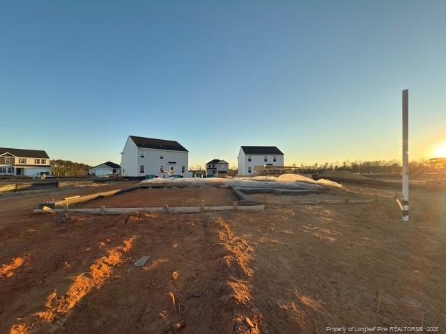 view of yard at dusk