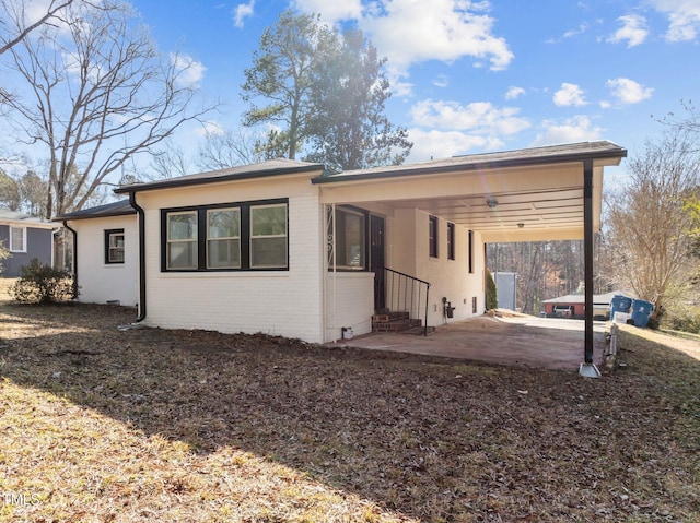 view of front facade with a carport