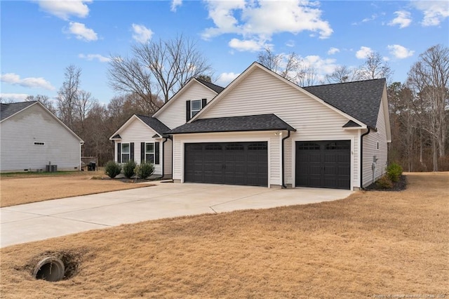 view of front facade featuring a front lawn and a garage