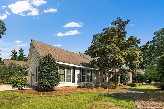 view of front of property featuring a front yard