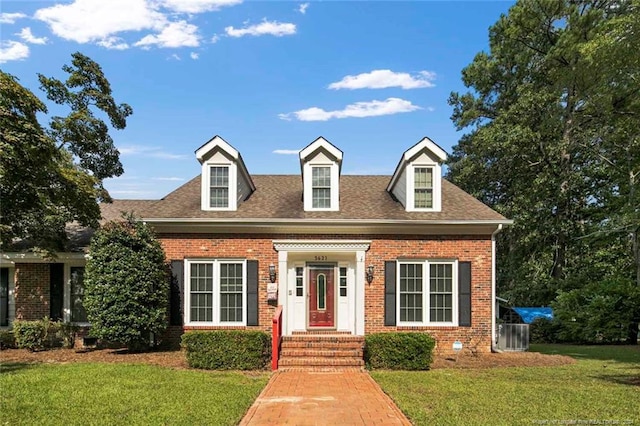 cape cod house featuring a front lawn