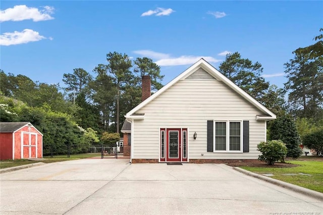 view of front facade featuring a storage unit