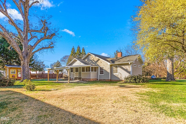 view of front of property with an outdoor structure and a front yard