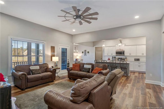 living room with recessed lighting, dark wood-style flooring, ceiling fan, and baseboards