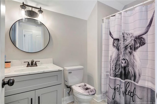 bathroom featuring toilet, curtained shower, baseboards, and vanity