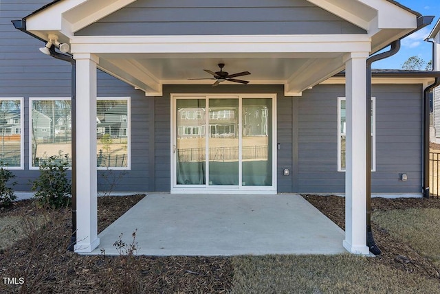 property entrance featuring ceiling fan