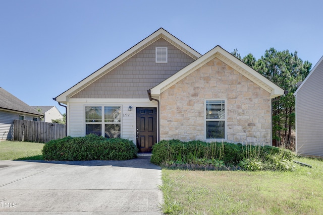 view of front facade featuring a front yard