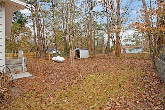 view of yard featuring a storage unit