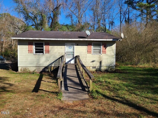 bungalow featuring a front lawn