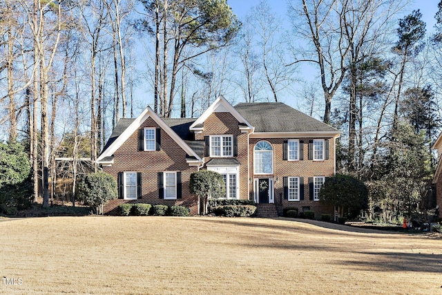 view of front of property featuring a front lawn