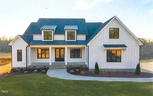 modern farmhouse style home featuring a front lawn and a porch