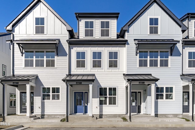 view of modern farmhouse style home